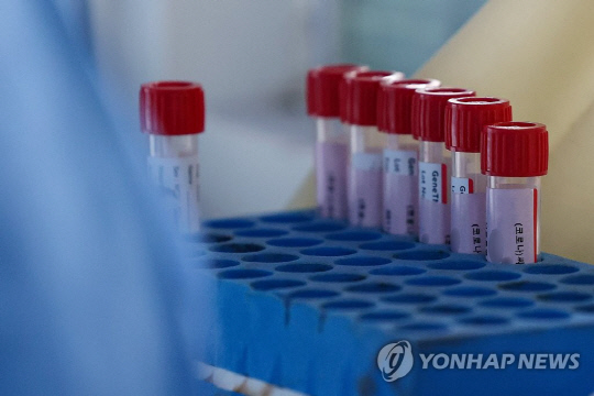서울 용산구보건소에 마련된 선별진료소에 코로나19 검체통이 정리돼 있다.<사진: 연합뉴스>